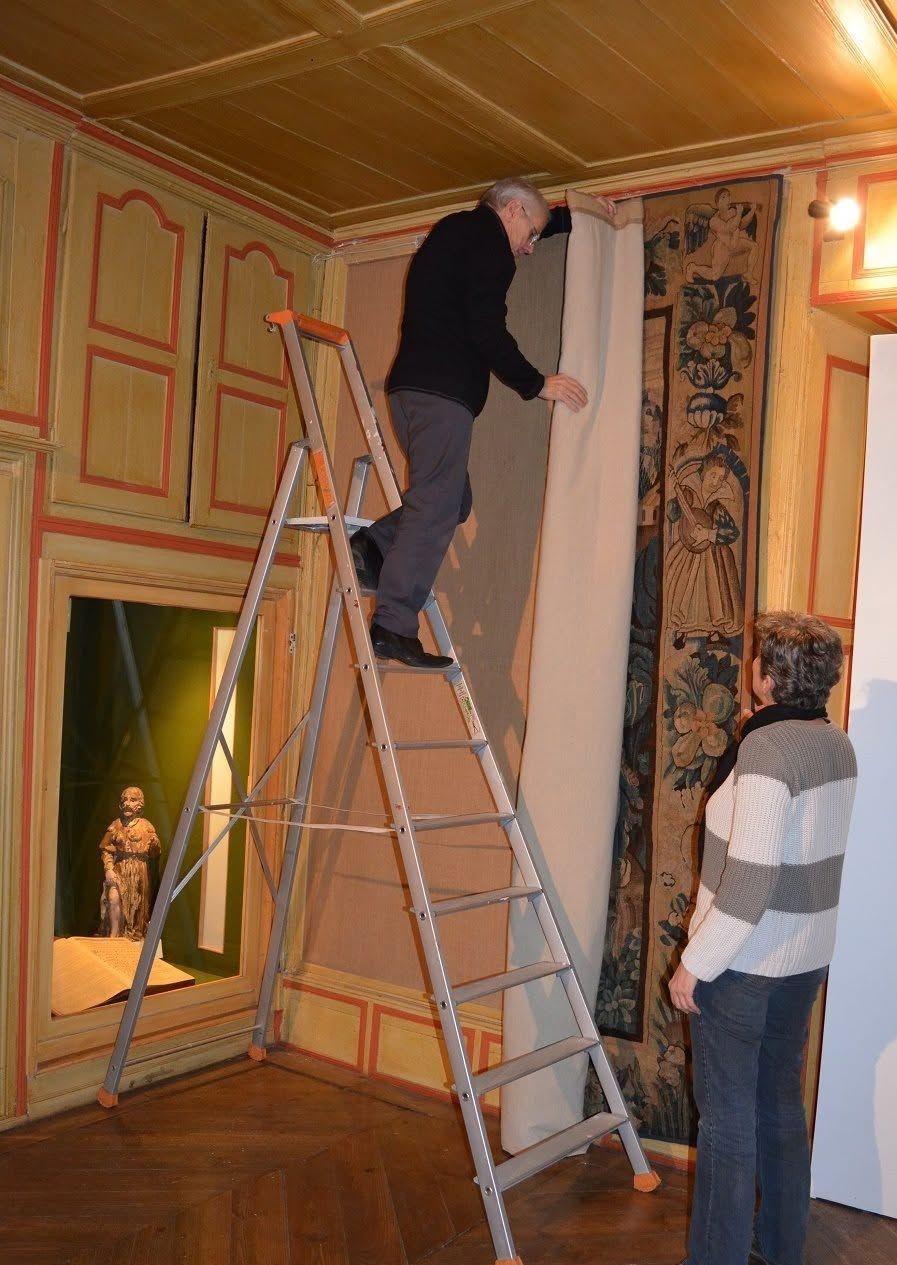 Accrochage d’une tapisserie ancienne