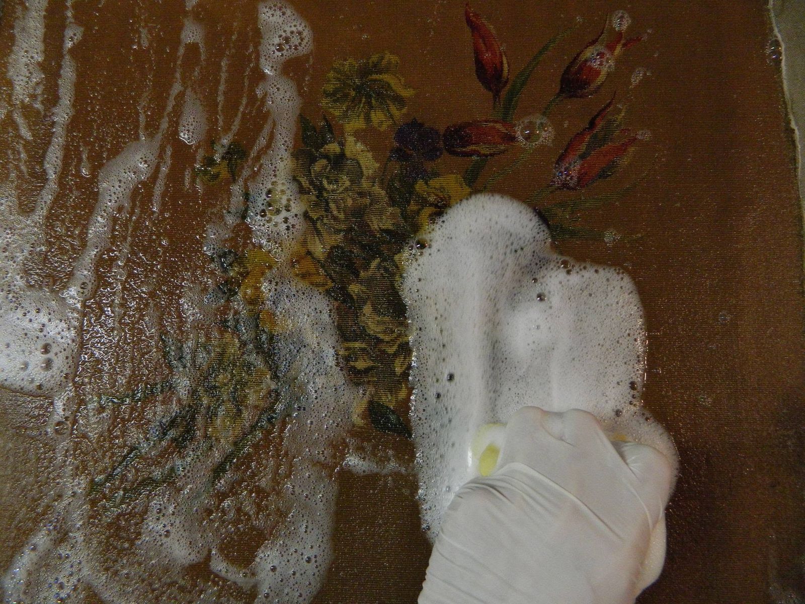 Lavage d’une tapisserie à décor floral