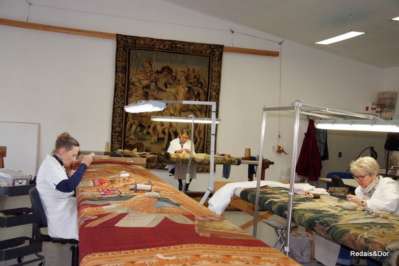 Restauratrices au travail dans l’atelier