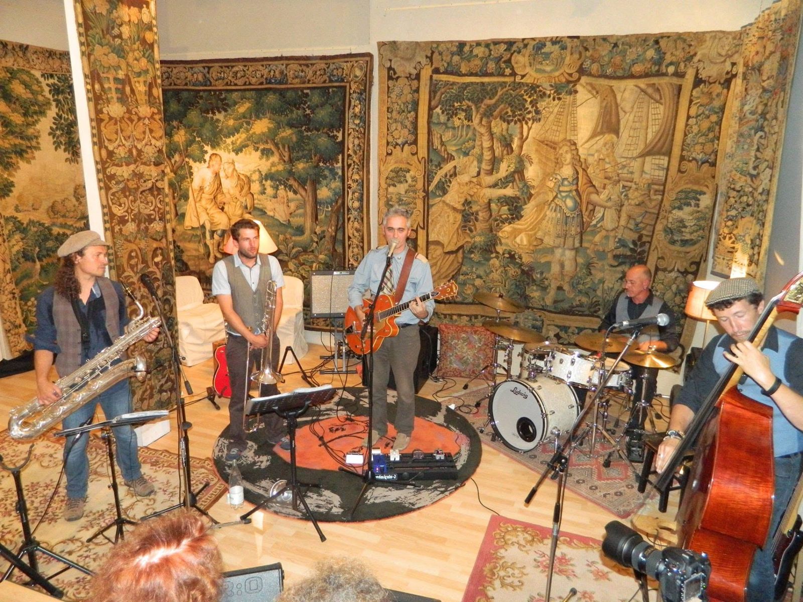 Concert à la galerie Dor parmi les tapisseries anciennes