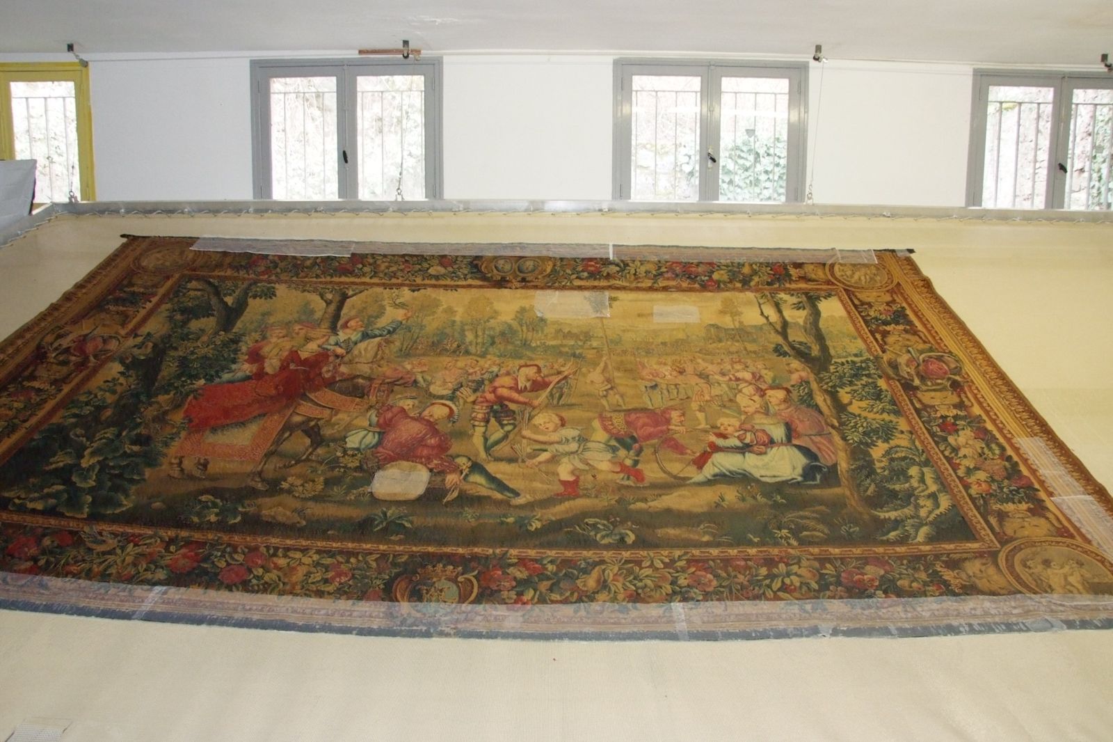 Tapisserie ancienne avec tulles de consolidation