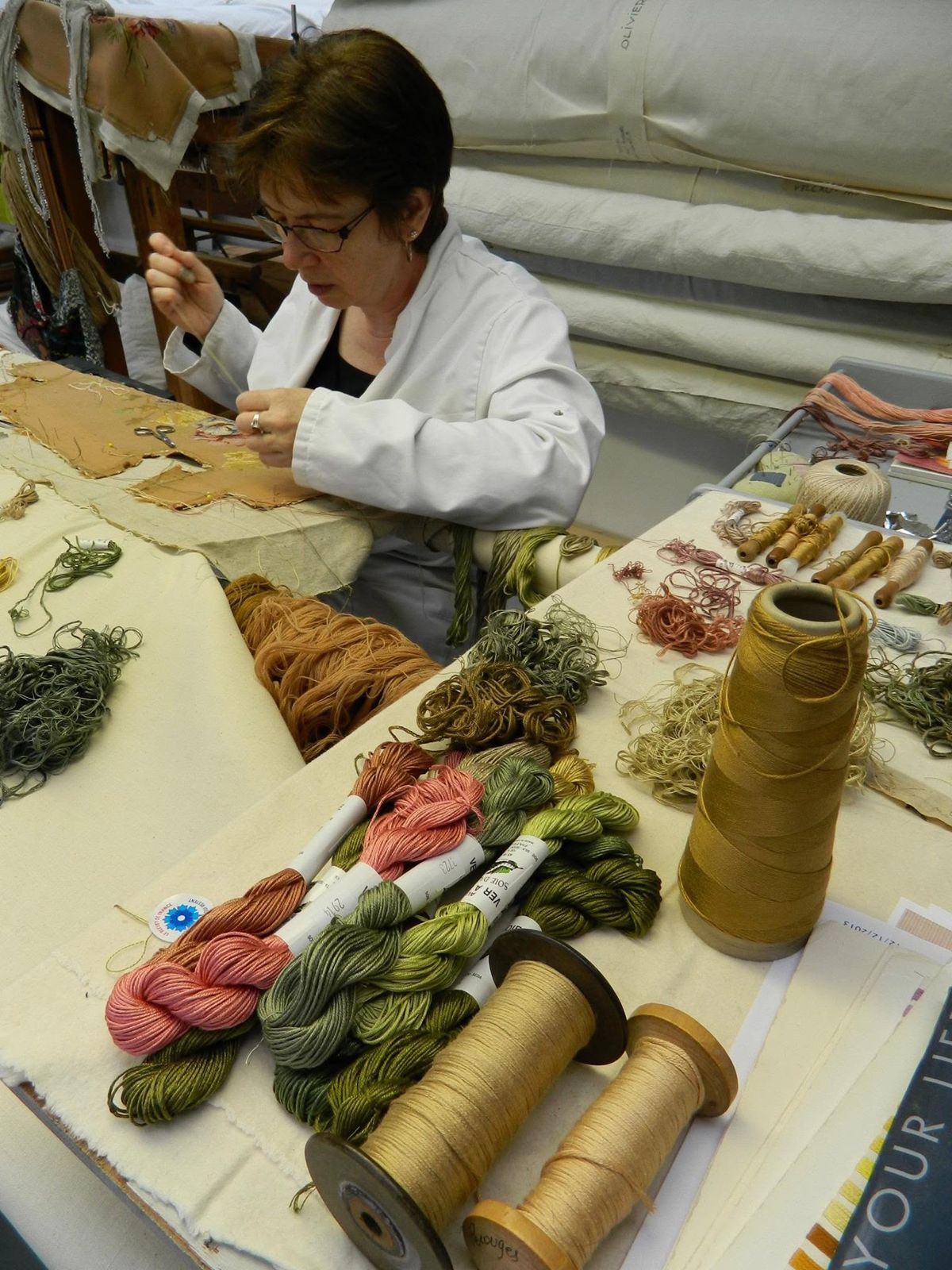 Restauratrice entourée de soies pour une restauration