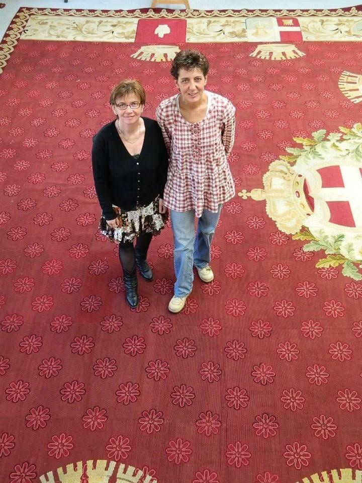 Deux restauratrices sur le tapis aux armes de la Savoie